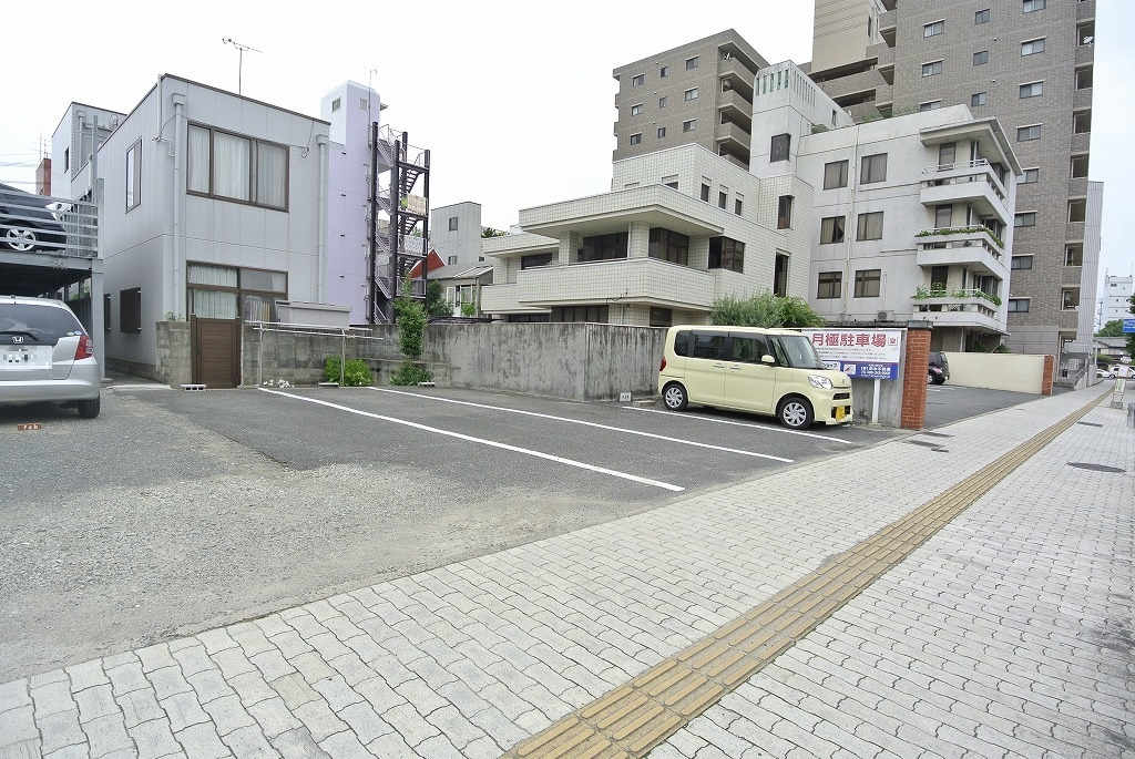 藤本弓之町駐車場